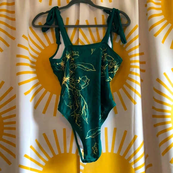 NWT One Piece Swimsuit with Sarong - Picture 5 of 10